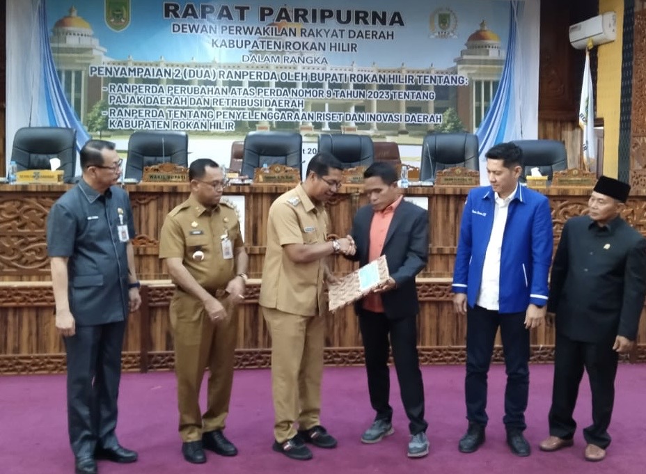 Wabup Rohil Jhony Charles BBA MBA menyerahkan draft ranperda ke DPRD Rohil diterima unsur Wakil Ketua DPRD Maston, Imam Suroso SE, Basiran Nur Efendi SE MIP di Bagansiapiapi, Senin (30/3/2026).