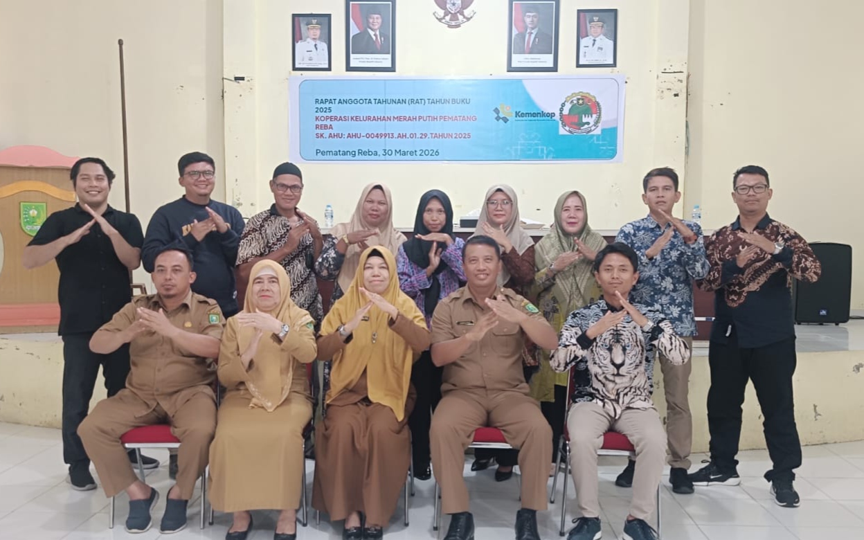 Ketua KKMP Pematang Reba, Raja Bahrial (kanan duduk) foto bersama dengan pengurus dan undangan usai RAT, Senin (30/3/2026)