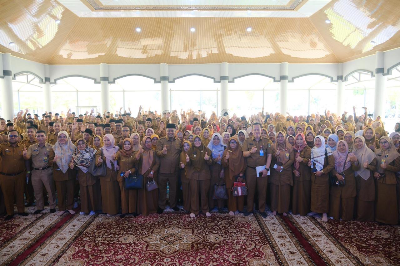 Bupati Siak Afni dan Wabup Syamsurizal foto bersama para kepala sekolah di Balairung Datuk Empat Suku, Komplek Rumah Rakyat, Siak Sriindrapura, Senin (30/3/2026).