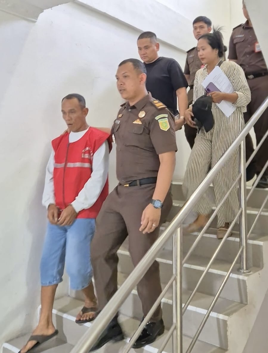 Petugas Kejari Bengkalis menggiring Surya Putra. terdakwa DPO Kasus korupsi jual beli lahan HPT ditangkap di kedai kopi dan dibawa menuju Lapas Bengkalis, Senin (30/3/2026) sore.