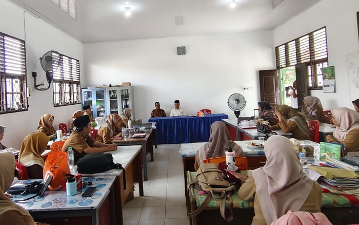 Wakil Ketua I Dewan Pendidikan Kabupaten Inhu, Marwan MR saat menyerap aspirasi di salah satu sekolah di Kecamatan Rengat Barat, Senin (30/3/2026)