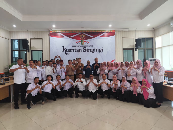 Plt Kepala Dinas Sosial PMD Dodi Fitrawan SAP MM bersama perugas PKH usai pelatihan verifikasi PBI-JK nonaktif, Senin (30/3/2026).
