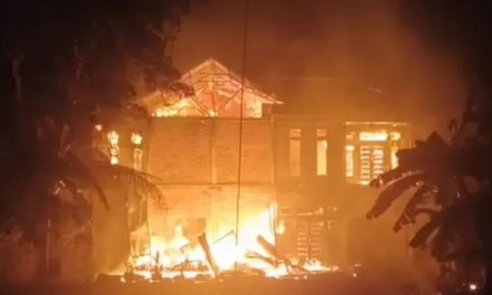 Rumah dua lantai di Desa Jangkang yang diduga milik bandar narkoba yang saat ini sedang menjalani masa hukuman di Nusa Kambangan ludes terbakar, Ahad (29/3/2026) dini hari.