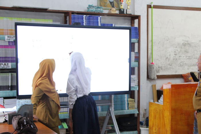 Kadisdik Inhil, Abdil Rasyid ketika meninjau SMPN 1 Tembilahan Hulu dihari pertama sekolah setelah libur lebaran, Senin (30/3/2026).