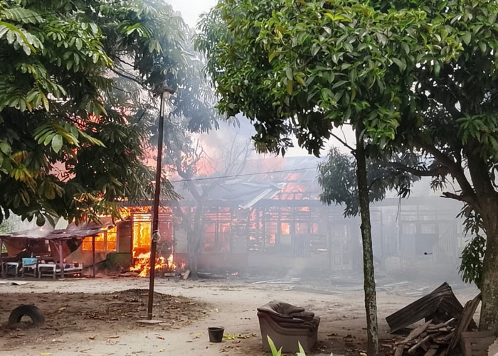Kebakaran melanda delapan unit rumah kontrakan di Jalan Ahmad Yani, kawasan Pasar Teleng, tepat di belakang Kantor Camat Sukajadi, Senin (30/3/2026). 