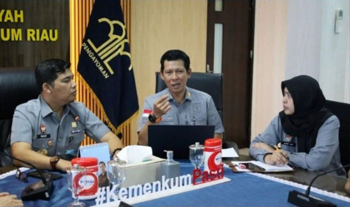 Kepala Kanwil Kemenkum Riau Rudy Hendra Pakpahan (kiri) didampingi Kadiv Yankum Febri Mujiono, memimpin rapat evaluasi dan proyeksi kinerja Divisi Pelayanan Hukum, Senin (30/3/2026).