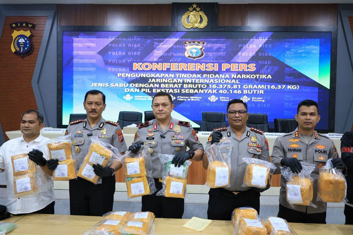 Wakapolda Riau Brigjen Pol Hengki Haryadi, Kabid Humas Kombes Pol Zahwani Pandra Arsyad, Kabid Propam Kombes Pol Harissandi Kapolres Bengkalis AKBP Fahrian Siregar tunjukkan barang bukti di Polda Riau