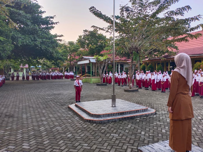 Upacara menaikkan bendera merah putih menjadi kegiatan pertama awal kegiatan proses belajar mengajar di SDN 176 Pekanbaru, Senin (30/3/2026).