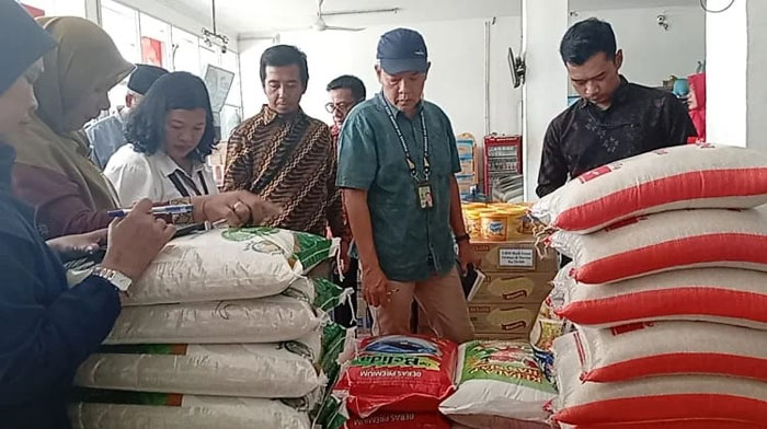 Tim APIP Bapanas melakukan Sidak di pasar modern Bengkalis bersama Disdagperin, Dinas Ketapang, dan Bulog Cabang Bengkalis, akhir pekan kemarin.