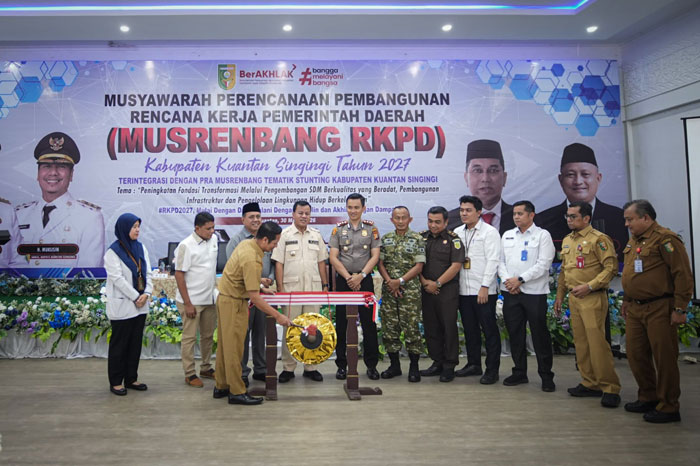 Wakil Bupati Kuansing H Muklisin memukul gong membukak Musrenbang RKPD tahun 2027, di Pendopo Rumah Dinas Jabatan Bupati, Senin (30/3/2026).