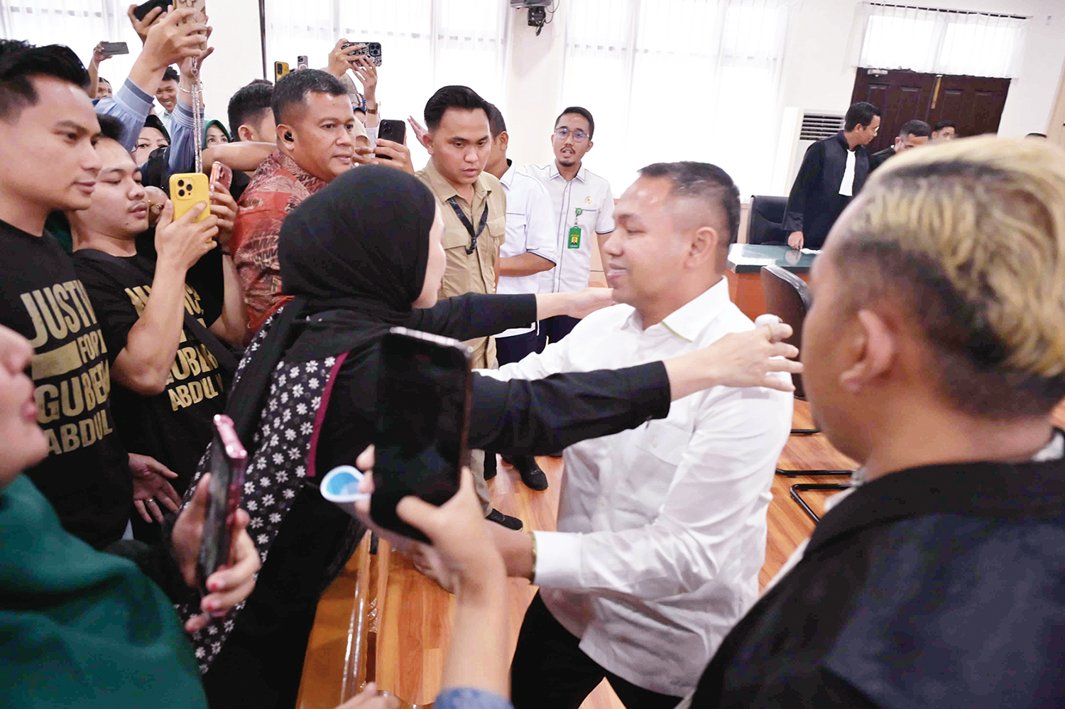 Sidang : Gubernur Riau Non Aktif Abdul Wahid menghampiri sang istri Henny Sasmita saat menjalani sidang perkara korupsi di Pengadilan Negeri Pekanbaru Kelas 1A, Senin  (30/3/2026). 