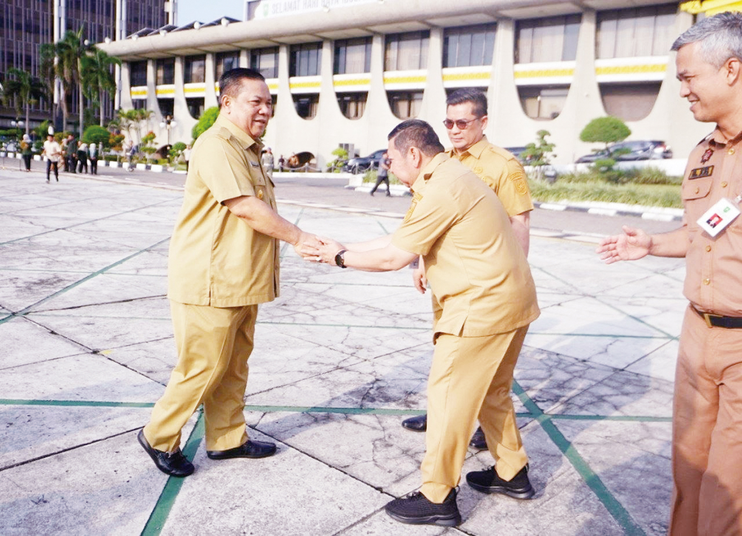 Pelaksana Tugas Gubernur Riau SF Hariyanto menyalami para pejabat di lingkungan Pemerintah Provinsi Riau usai apel di Halaman Kantor Gubernur Riau, Pekanbaru, Senin (30/3/2026).