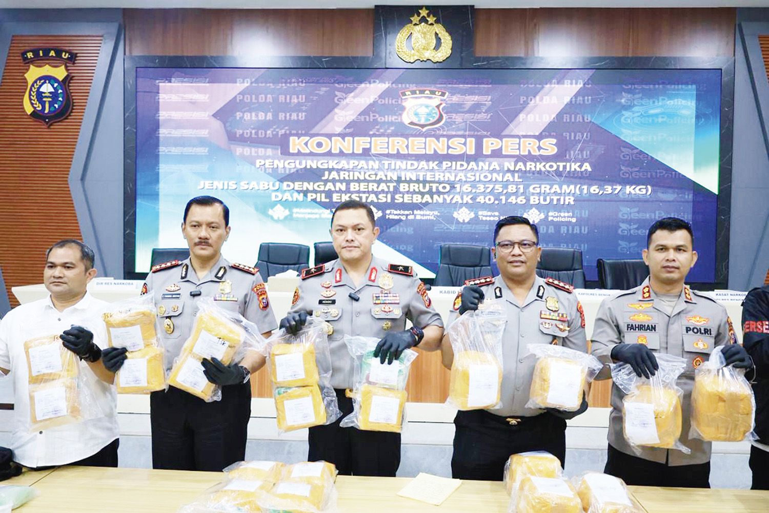 Brigjen Pol Hengki Haryadi, Kabid Humas Polda Riau Kombes Pol Zahwani Pandra Arsyad, Kabid Propam Kombes Pol Harissandi, dan Kapolres Bengkalis AKBP Fahrian Siregar memperlihatkan barang bukti narkoba