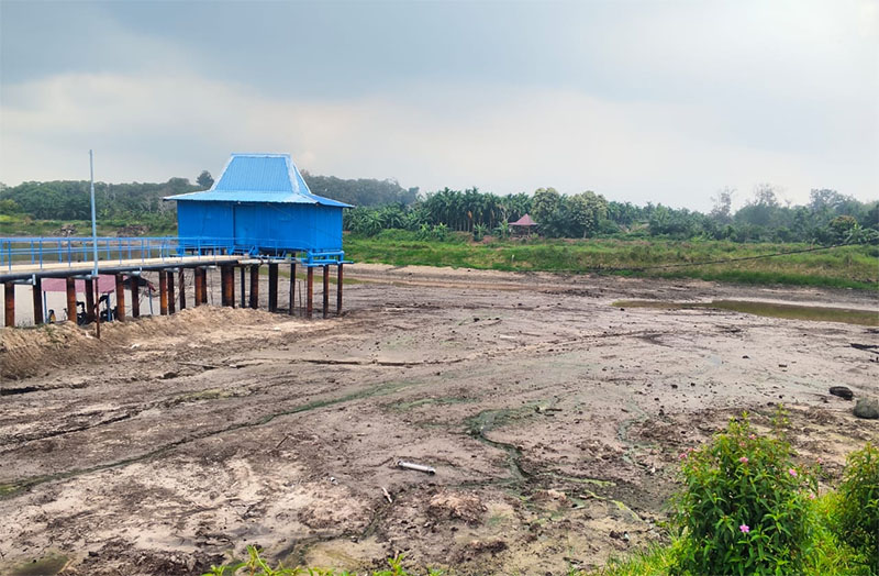 Kondisi waduk air baku Perumda Tirta Terubuk Bengkalis yang kering kerontang akibat kemarau panjang dan membuat produksi air bersih berkurang drastis, Selasa (41/3/2026). 