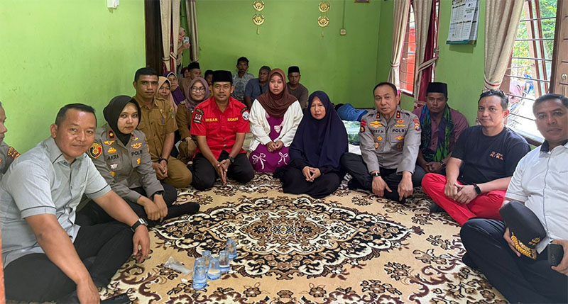 Kapolda Riau Irjen Pol Herry Heryawan  bersama beberapa PJU Polda saat berada di rumah duka Almarhum Muharmizan di Kampung Rempak, Kecamatan Sabak Auh, Kabupaten Siak, Selasa (31/3/2026)