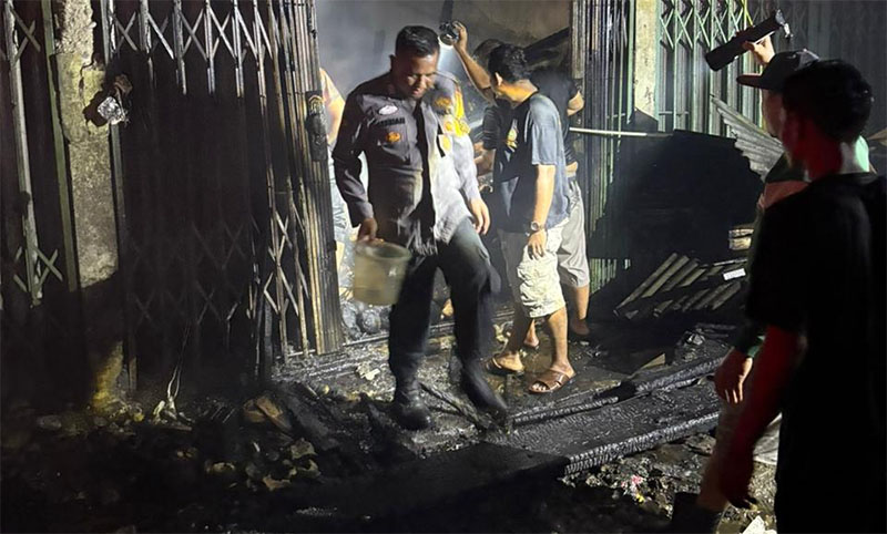 Sebanyak 10 kios Pasar Desa Kasikan, Kecamatan Tapung Hulu, Kabupaten Kampar terbakar, Senin (30/3/2026) malam.