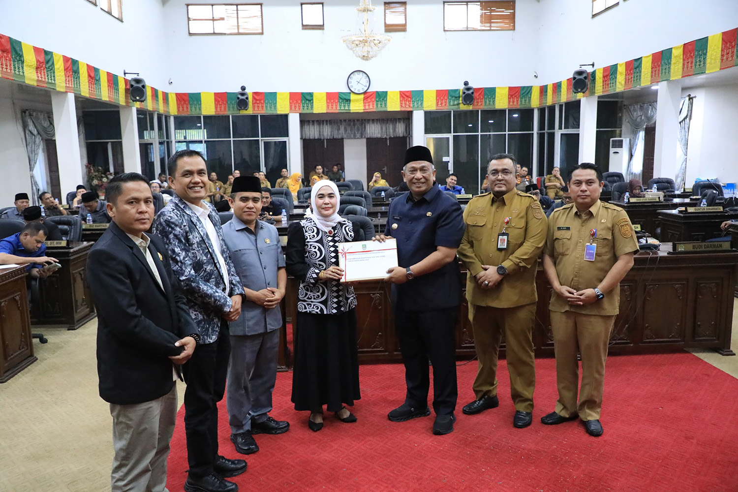 Bupati Rohul Anton ST MM menyerahkan dokumen LKPj APBD Rohul tahun 2025 kepada Ketua DPRD Rohul Hj Sumiartini didampingi para Wakil Ketua DPRD dan Sekda Rohul Muhammad Zaki dalam rapat paripurna.