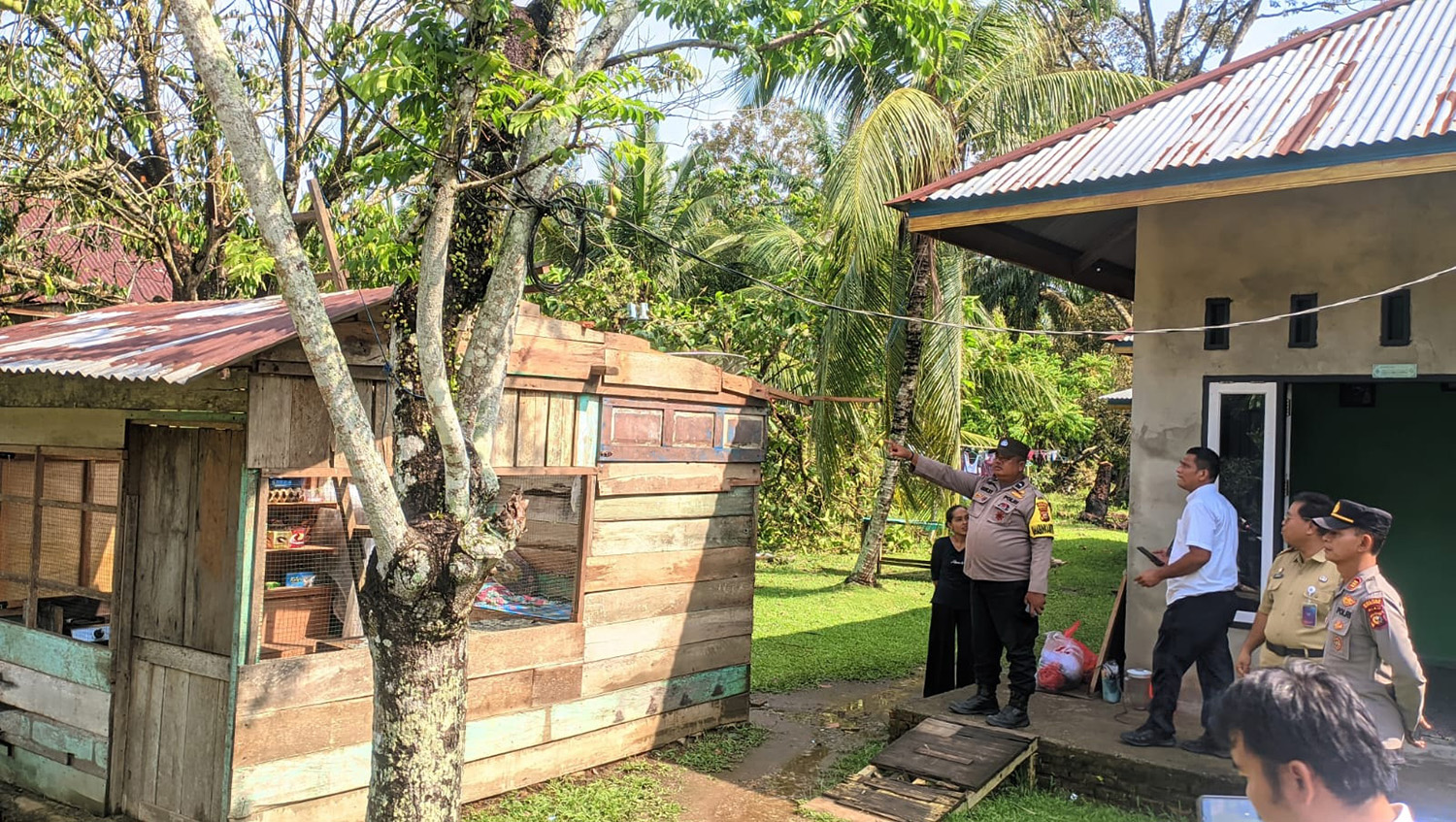 Camat Kabun Anang Perdhana Putra bersama forkopimcam dan perangkat desa turun ke lapangan meninjau rumah warga yang rusak dihantam angin puting beliung di Desa Aliantan, Kecamatan Kabun.