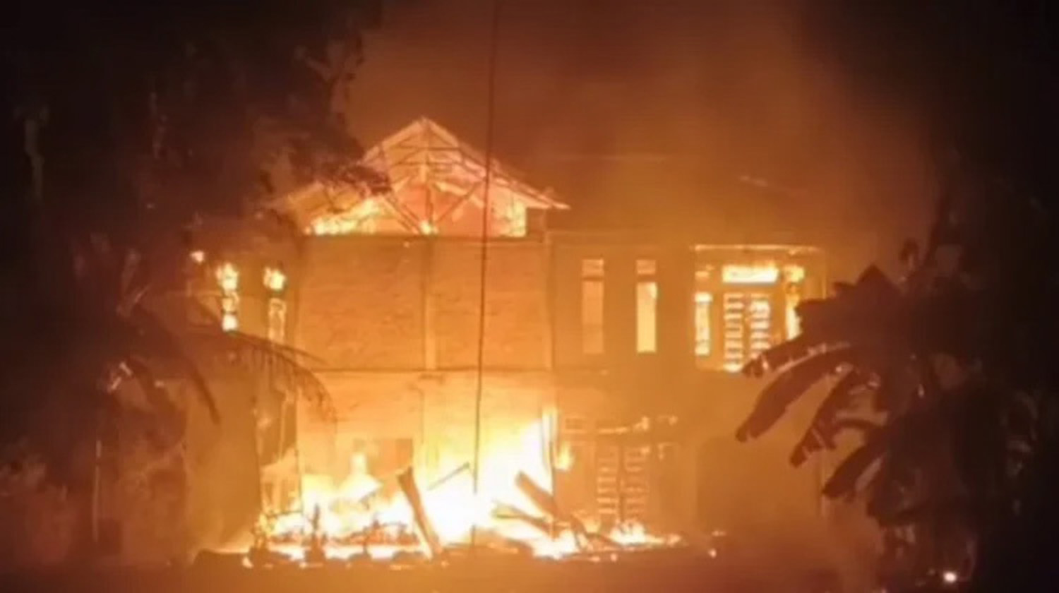 Rumah dua lantai di Desa Jangkang, Kecamatan Bantan, Bengkalis terbakar, Ahad (29/3/2026) dini hari. 