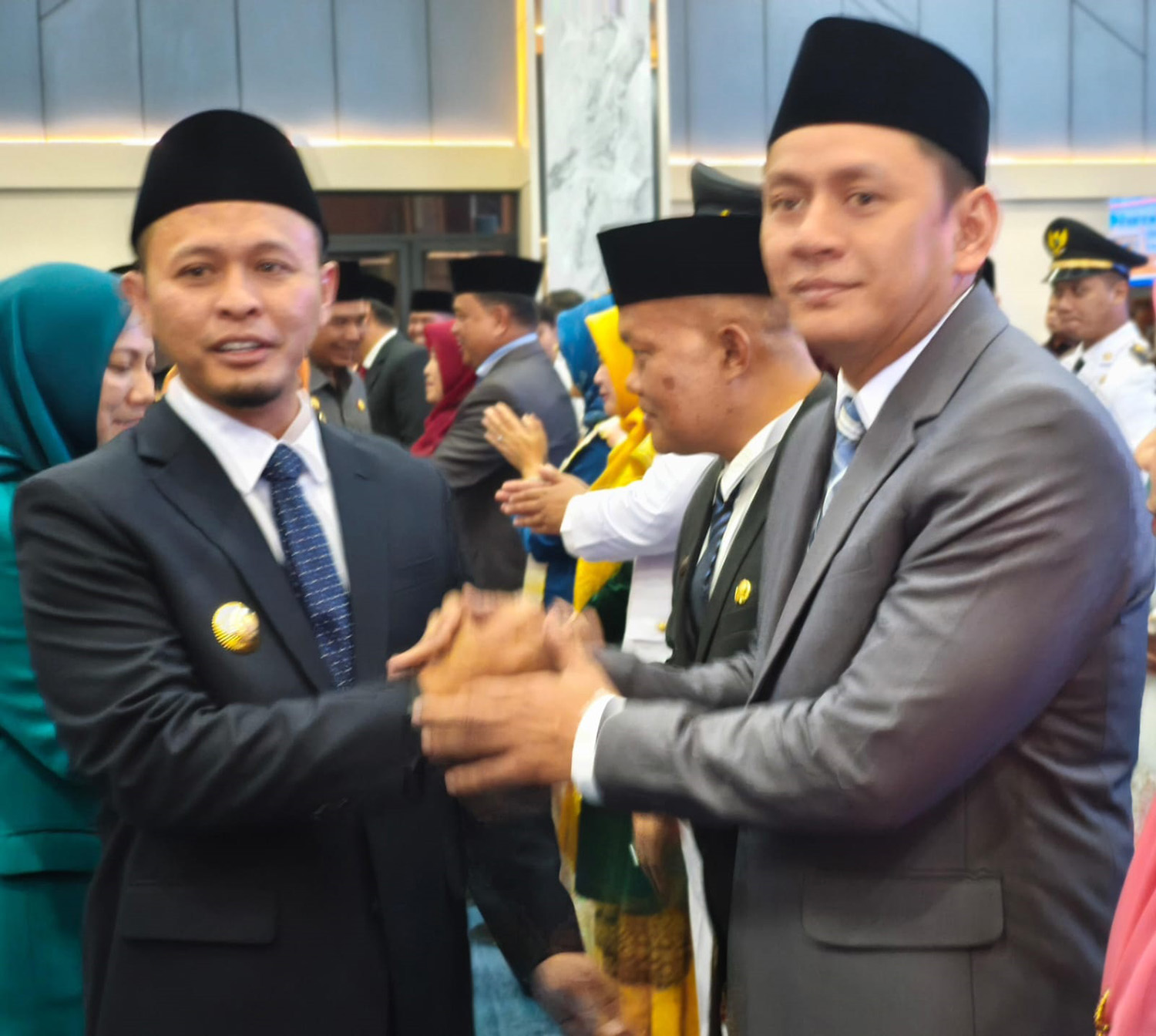 Wali Kota Pekanbaru Agung Nugroho menyalami Kepala Dinas PUPR Kota Pekanbaru Edward Riansyah yang baru dilantik, Senin (30/3/2026).