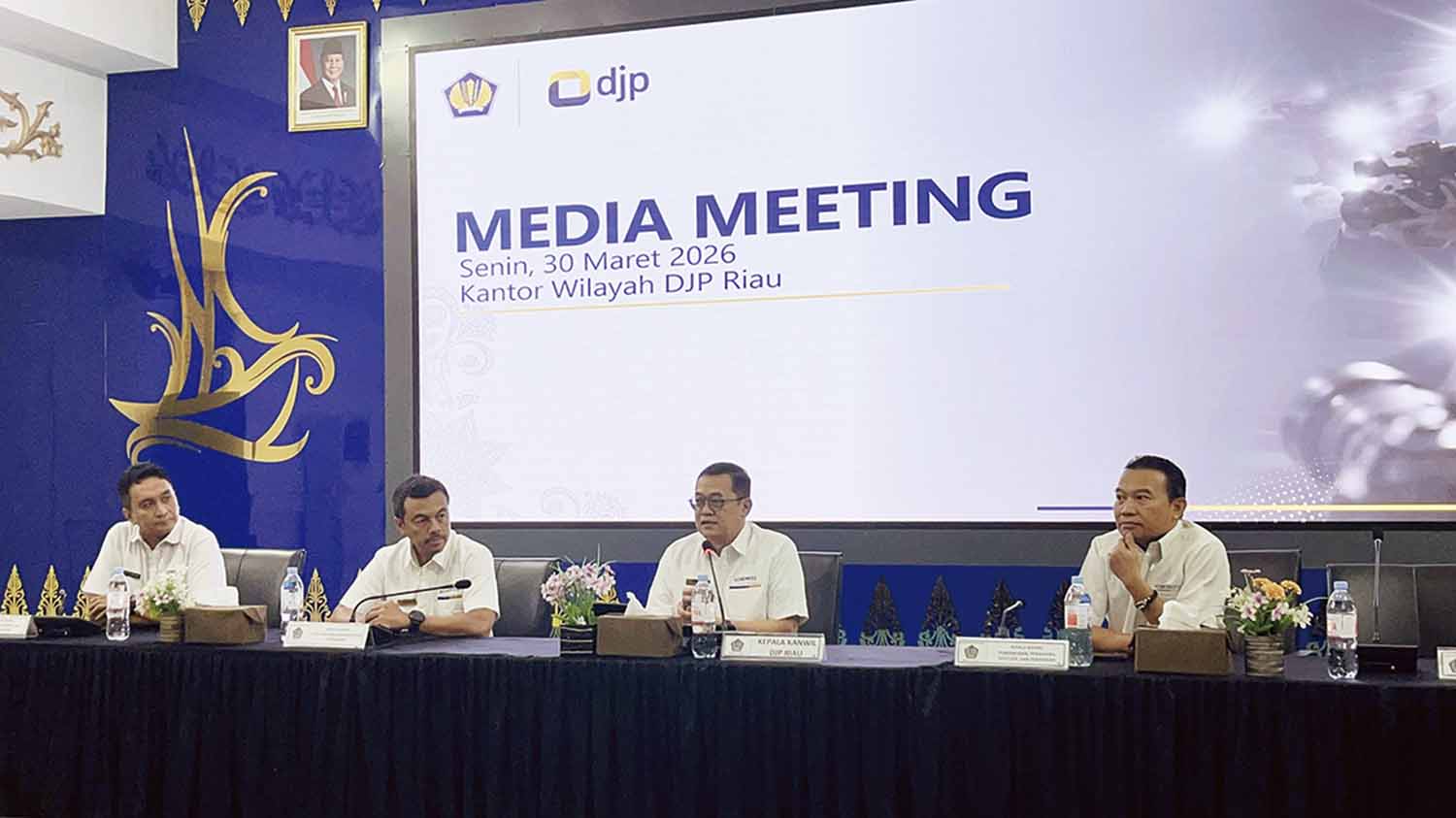 Kepala Kanwil DJP Riau YFR Hermiyana (tengah) bersama jajaran saat menyampaikan materi terkait kinerja laporan SPT Tahunan 2026 kepada media di Aula Kanwil DJP Riau, Senin (30/3/2026).&nbsp;