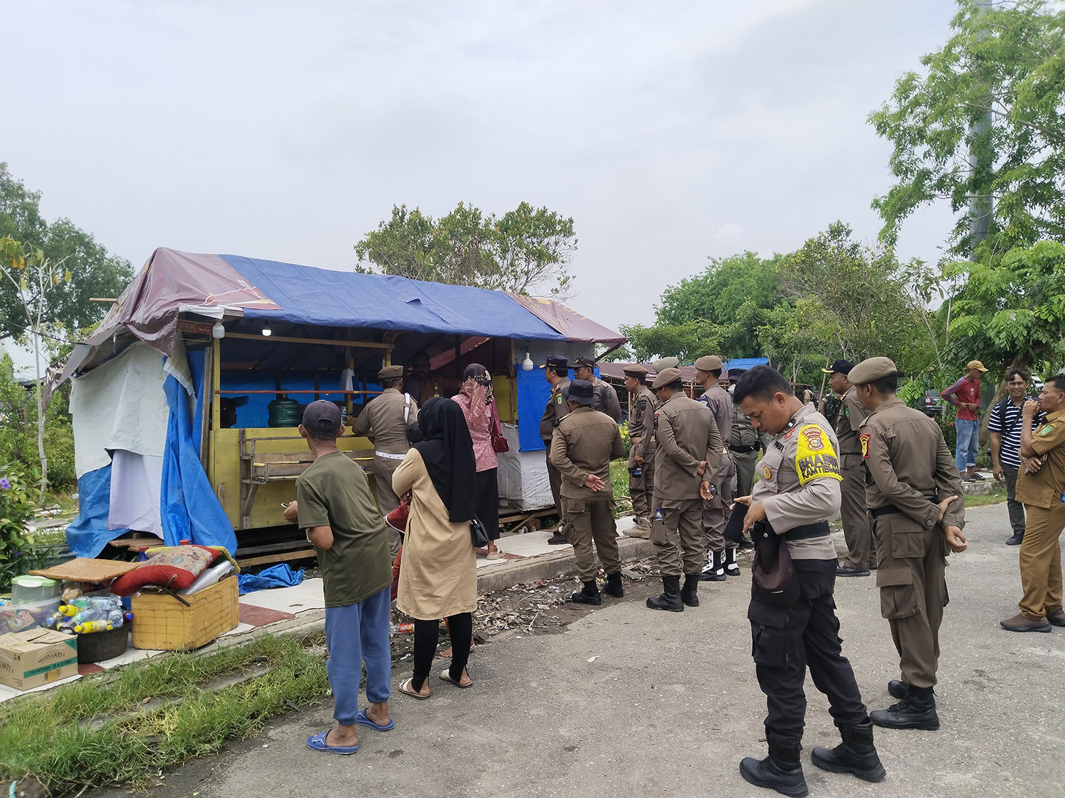 Satpol PP Rohil dan tim terpadu melakukan penertiban lapak pedagang liar di Batu Enam, Bagansiapiapi, Senin (30/3/2026).  