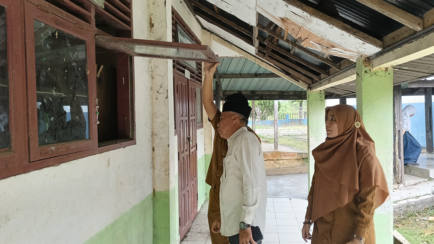 Wakil Ketua I Dewan Pendidikan Kabupaten Inhu Marwan MR didampingi Kepala SMPN 5 Rengat Barat Susilawati SPdI saat meninjau ruang belajar yang rusak dan tidak dapat dimanfaatkan, Senin (30/3/2026). 