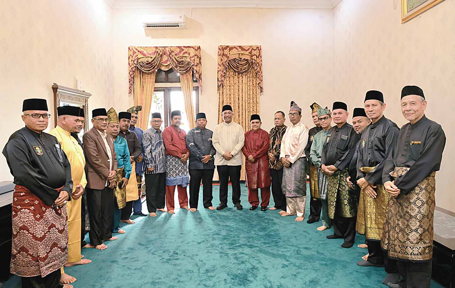 Bupati Rohul Anton foto bersama dengan pengurus LAMR dan Ketua LKA kecamatan di Rohul dalam acara silaturahmi Hari Raya Idulfitri 1447 H di rumah dinas bupati.