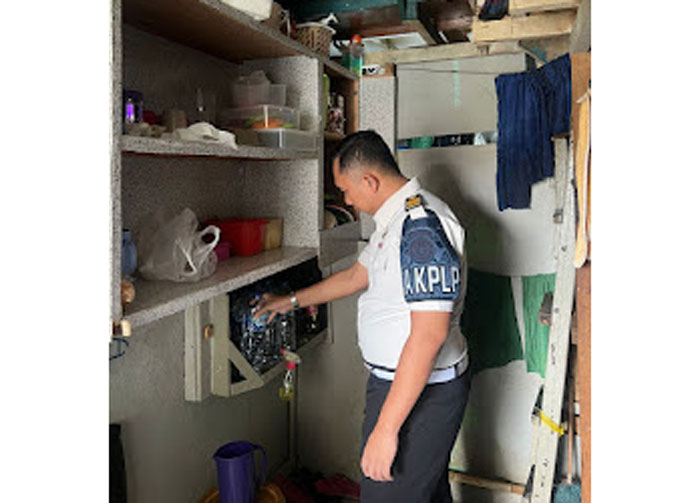 Kepala KPLP Diasta Krismayandi selaku Ketua Tim Satoppatnal Lapas Bengkalis melakukan penggeledahan di kamar hunian WBP dan menemukan sejumlah barang terlarang, Senin (30/3/2026).