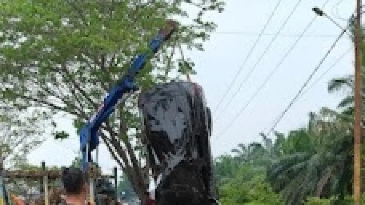 Mobil dinas wakil ketua DPRD Bengkalis Hendrik Firnanda Pangaribuan yang mengalami kecelakaan di jalan lintas Pakning-Dumai kondisinya rusak berat dan dievakuasi  menggunakan mobil kran untuk dibawa ke Kantor Satlantas Polres Bengkalis, Selasa (31/3/2026) sore.(POLRES BENGKALIS UNTUK RIAUPOS.CO
