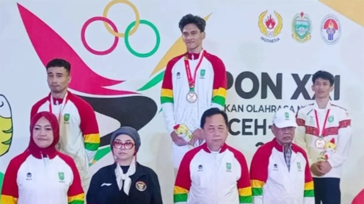 Atlet senam Riau peraih medali emas Abiyu Rafi dan peraih perak M Aprizal saat penyerahan medali PON Aceh-Sumut 2024 lalu. Mereka berharap sisa bonus segera dibayarkan. Senam Riau untuk RiauPos.co&nbsp;
