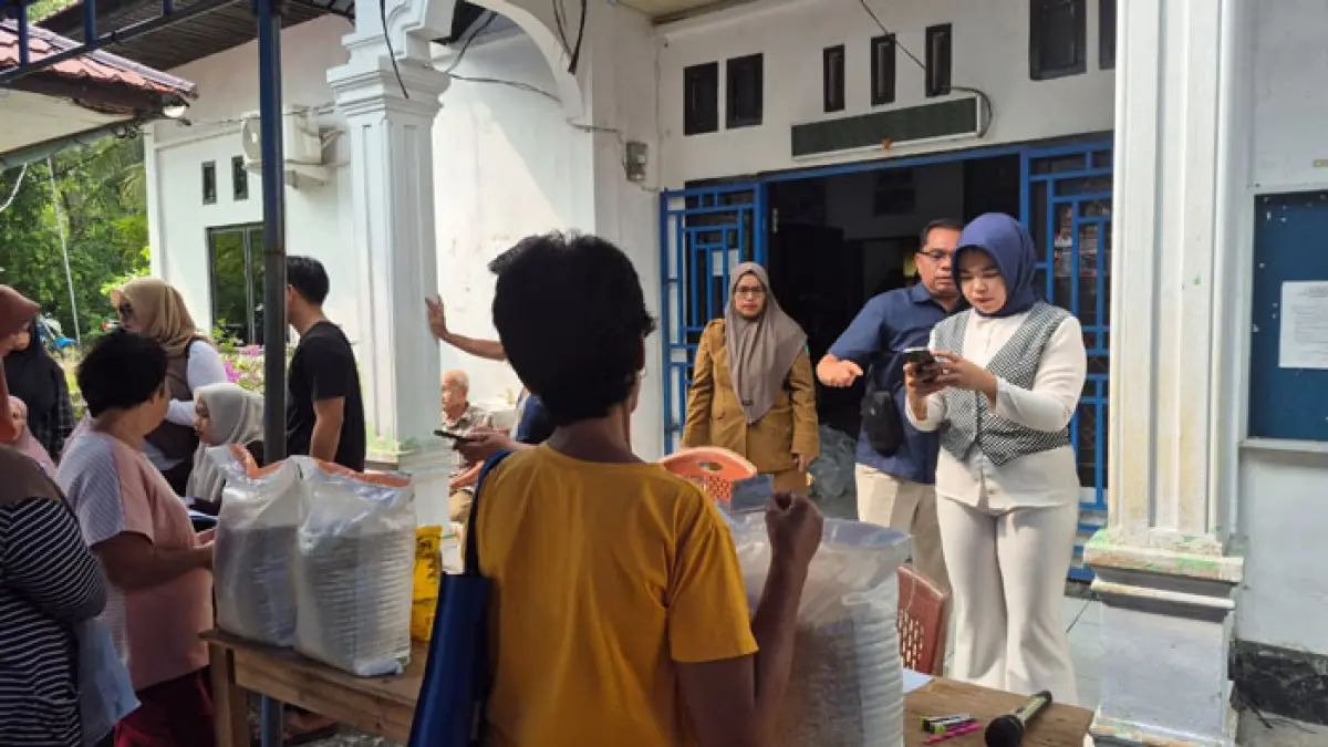 Bulog Cabang Bengkalis menyalurkan bantuan pangan dari Badan Pangan Nasional yang di pusatkan di Kantor Desa di kecamatan Bengkalis, Rabu (1/4/2026). (Istimewa)