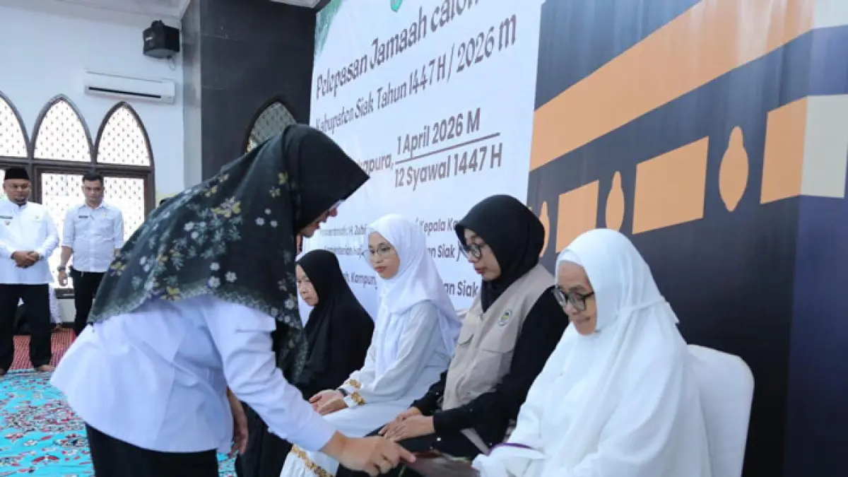 Bupati Siak Afni Z melakukan tepuk tepung tawar 257 JCH yang akan berangkat ke tanah suci pada 4 Mei di Masjid Al-Fatah Jalan Dr Soetomo Kelurahan Kampung Dalam, Kecamatan Siak, Kabupaten Siak, Rabu (1/4/2026). (Istimewa)