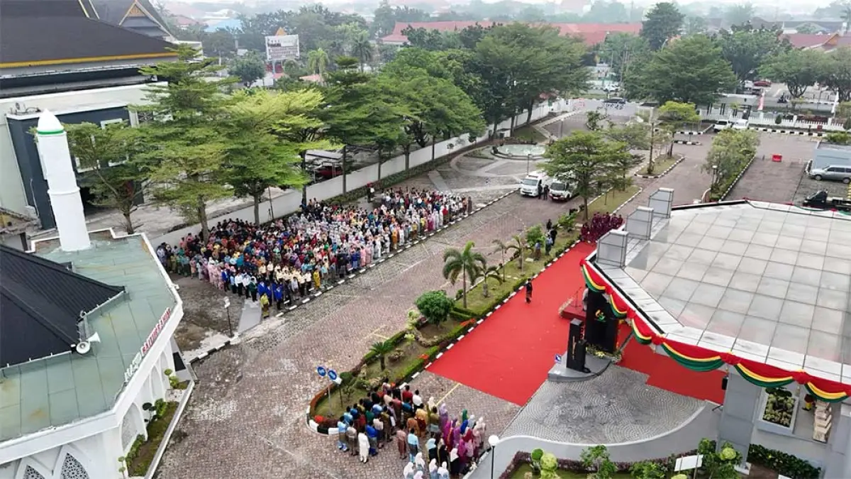 Dalam balutan busana Melayu lengkap yang dikenakan seluruh pegawai, upacara peringatan Hari Ulang Tahun (HUT) ke-60 BRK Syariah berlangsung khidmat di halaman Kantor Pusat BRK Syariah, Pekanbaru, Rabu pagi (1/4/2026).(BRK Syariah untuk Riau Pos)