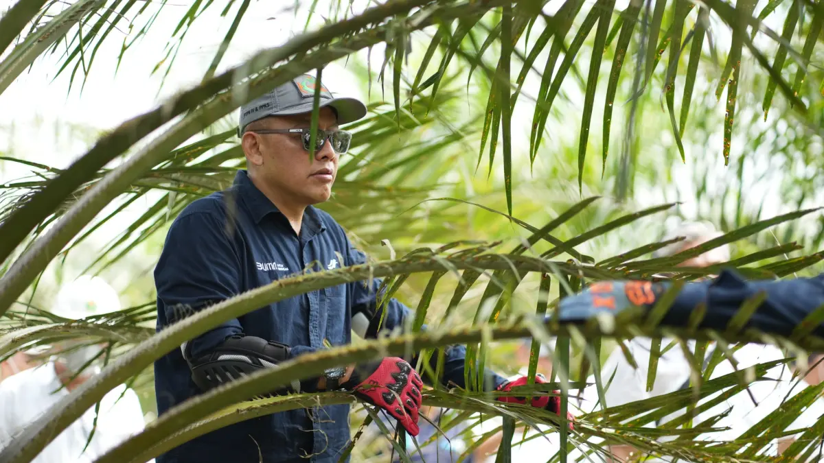 Direktur Utama PTPN IV PalmCo Jatmiko K Santosa saat berada di perkebunan, beberapa waktu lalu.Humas PTPN IV untuk riau pos
