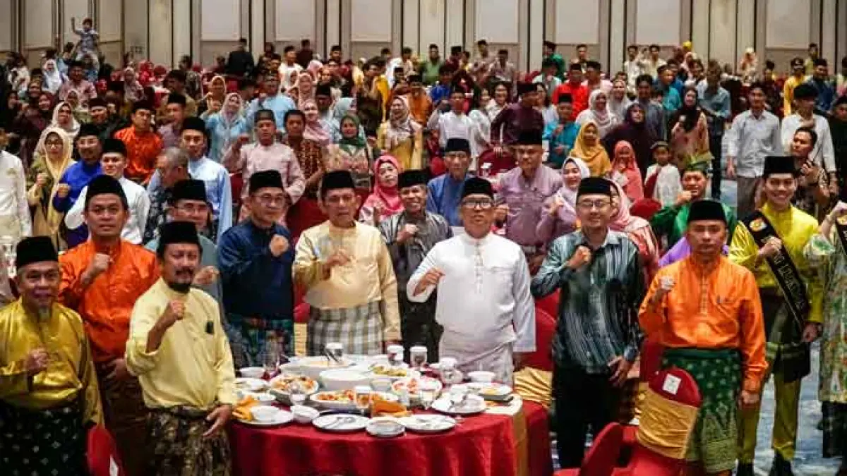 Gubernur Kepulauan Riau Ansar Ahmad dan Wakil Gubernur Nyanyang Haris Pratamura foto bersama masyarakat Kepri di Pekanbaru saat halalbihalal di Hotel Novotel, Selasa (31/3/2026). MHD AKHWAN/RIAU POS