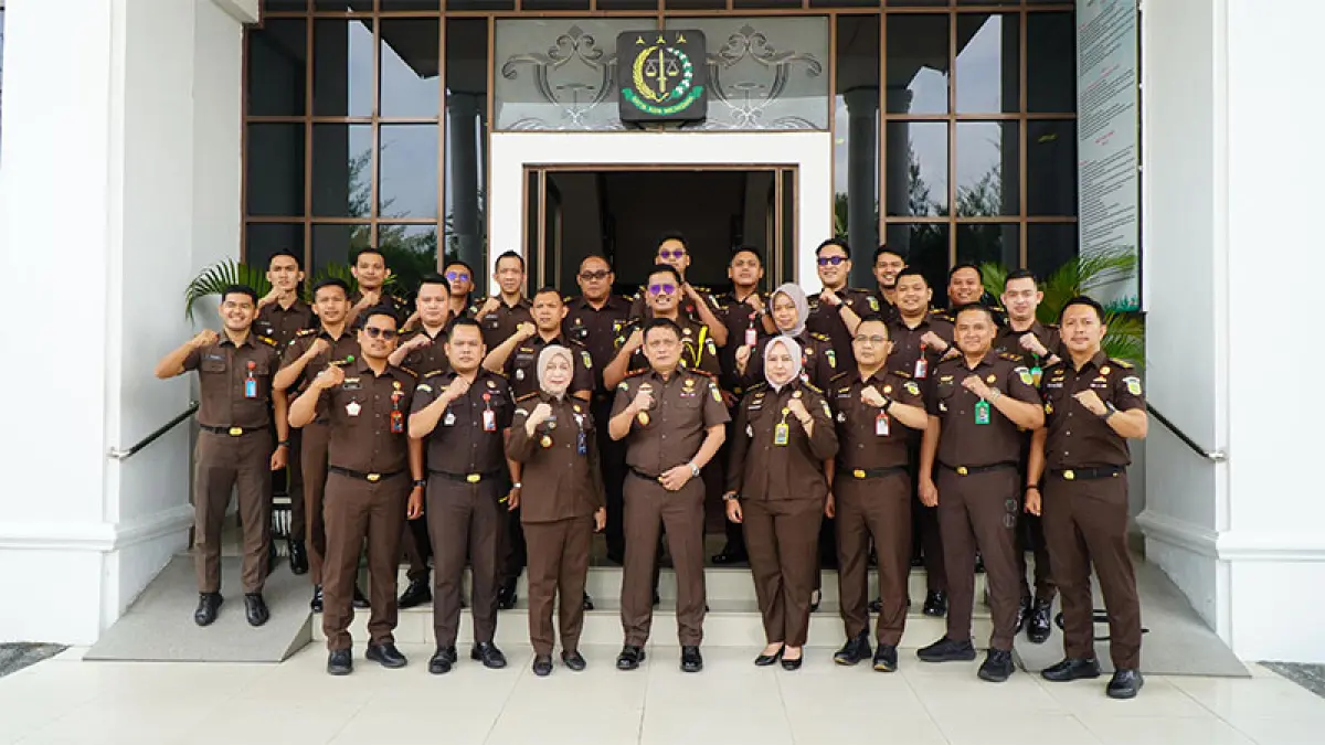 Kajati Riau Dr Sutikno foto bersama saat kunjungan kerja ke Kejaksaan Negeri (Kejari) Bengkalis, Rabu (1/4/2026). (ISTIMEWA)