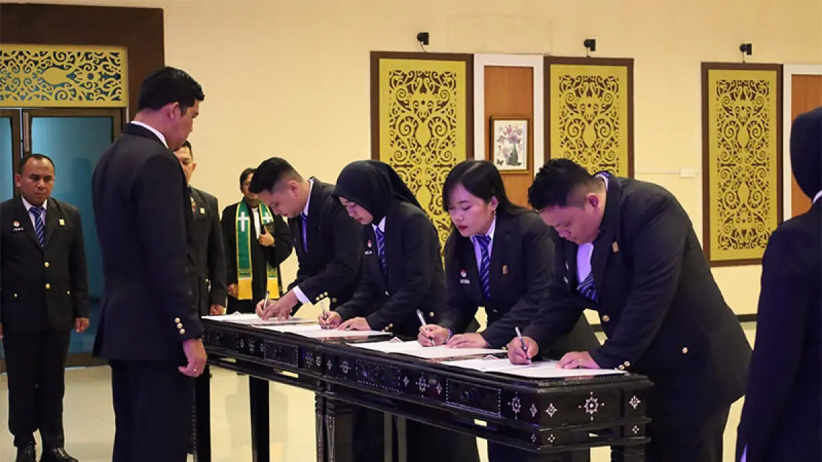 Kakanwil Kemenkum Riau Rudy Hendra Pakpahan menyaksikan para pejabat yang dilantik menandatangani berita acara pada Rabu (1/4/2026). Humas Kanwil Kemenkum Riau