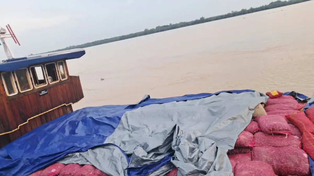 Kapal motor yang mengangkut puluhan ton bawang dan cabai merah ilegal diamankan di Pelabuhan Rakyat, Kecamatan Tembilahan Hulu, Kabupaten Inhil, Rabu (1/4/2026).(Istimewa)