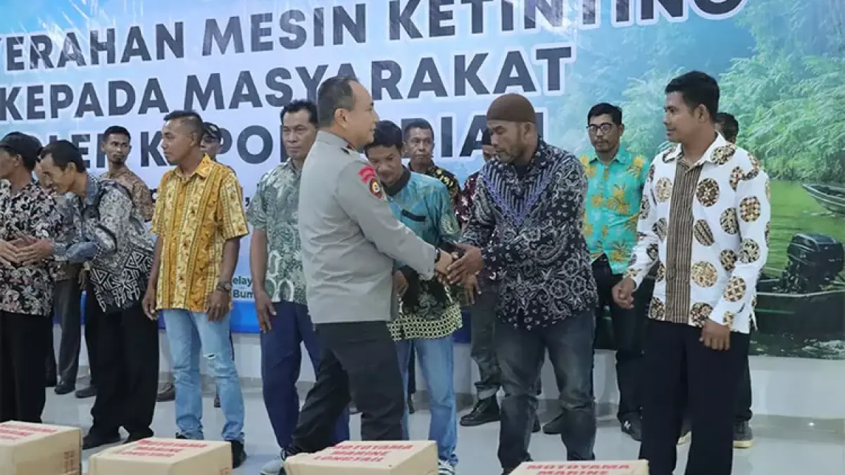 Kapolda Riau Irjen Herry Heryawan menyapa nelayan penerima bantuan 20 unit mesin ketinting di Desa Bokor, Kecamatan Rangsang Barat, Selasa (31/3/2026).