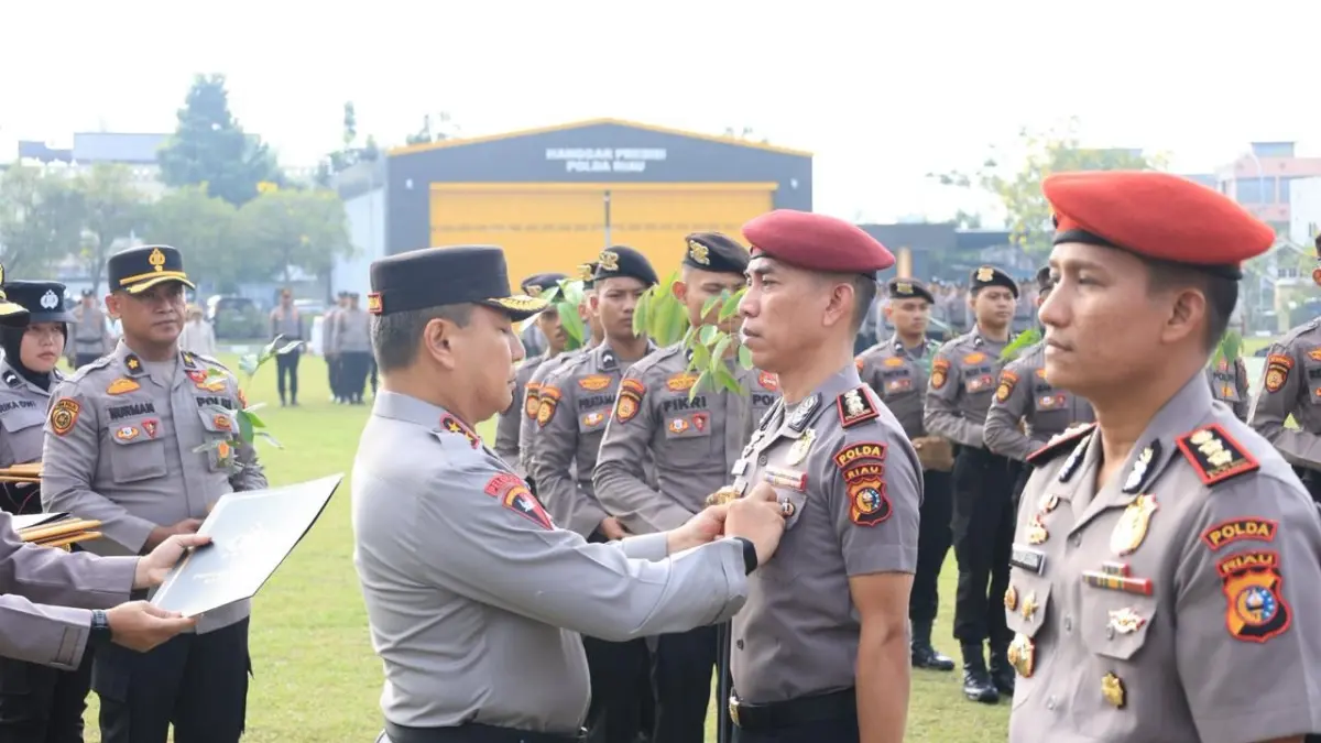 Kapolda Riau Irjen Pol Herry Heryawan menyematkan pin emas kepada salah seorang personel yang mendapat penghargaan, Rabu (1/4/2026).(AFIAT ANANDA/RIAUPOS.CO)