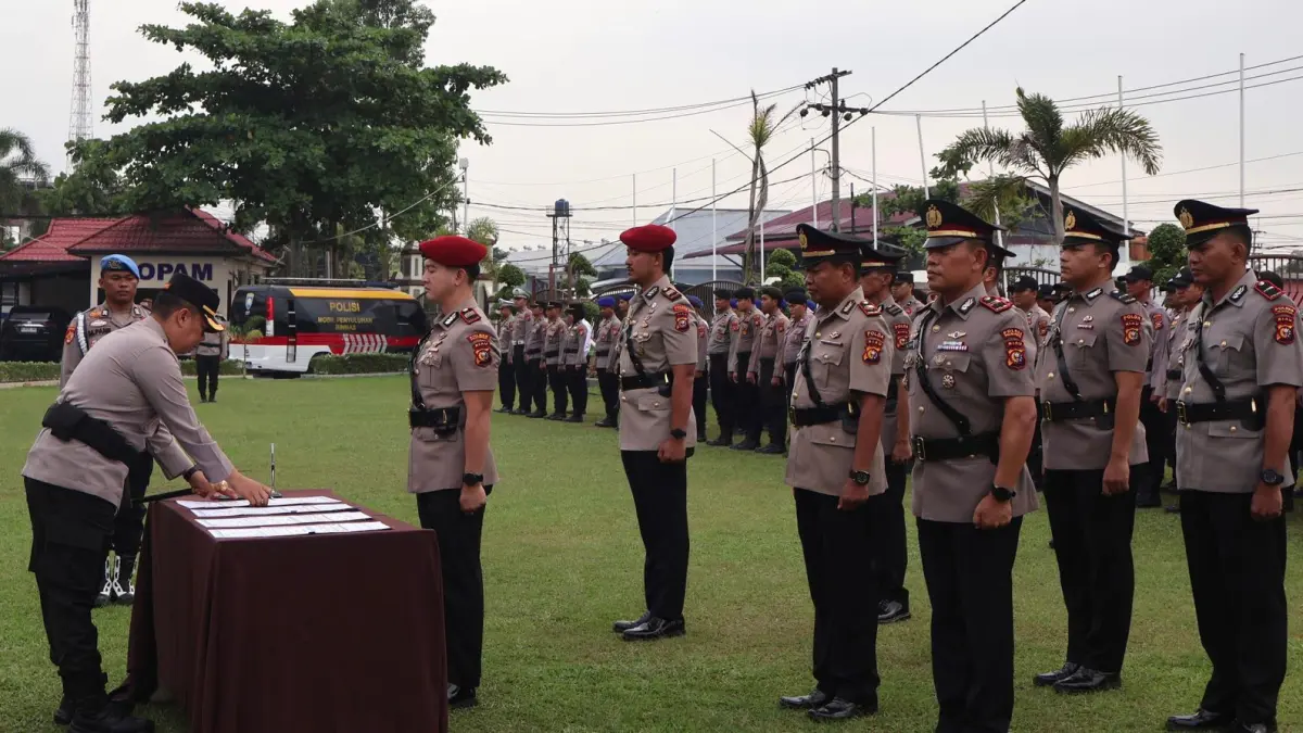Kapolres Pelalawan, AKBP John Louis Letedara SIK memimpin upacara serah terima jabatan (Sertijab) empat pejabat yang sebelumnya dipindah tugaskan atau mutasi, Jumat (27/3/2026) di halaman Polres Pelalawan.(HUMAS POLRES PELALAWAN UNTUK RIAUPOS.COh