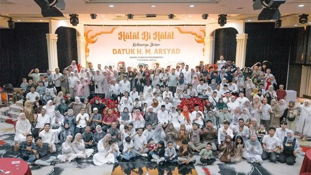 Keluarga besar Datuk HM. Arsyad foto bersama saat menggelar acara Halal Bihalal di Hotel Furaya Pekanbaru, Senin (23/3/2026). ( Irvandi Gustari for Riaupos.co)