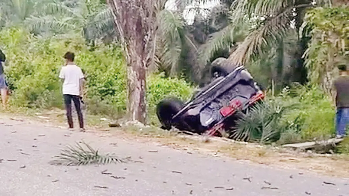 Mobil dinas Wakil Ketua DPRD Bengkalis Hendrik Firnanda Pangaribuan terbalik usai terlibat tabrakan dengan mobil MPV di Jalan Lintas Bukit Batu, Desa Parit 1 Api-Api, Kecamatan Bandar Laksamana, Selasa (31/3/2026) siang.