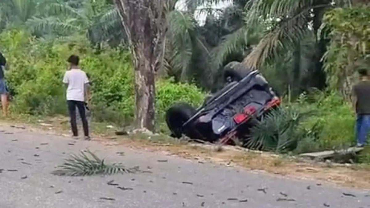 Mobil dinas Wakil Ketua DPRD Bengkalis Hendrik Firnanda Pengaribuan terbalik usai terlibat kecelakaan dengan mobil lainnya di Jalan Lintas Bukit Batu, Desa Parit 1 Api-Api, Kecamatan Bandar Laksamana