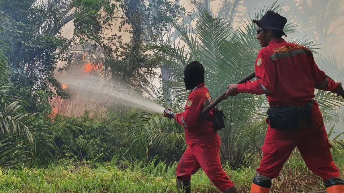 Muharmizan (kiri) bersama personel Manggala Agni Daops Sumatera VI/Siak saat memadamkan karhutla semasa hidupnya. Foto inset Muharmizan. Manggala Agni Daops Sumatera VI/Siak UNTUK RIAU POS