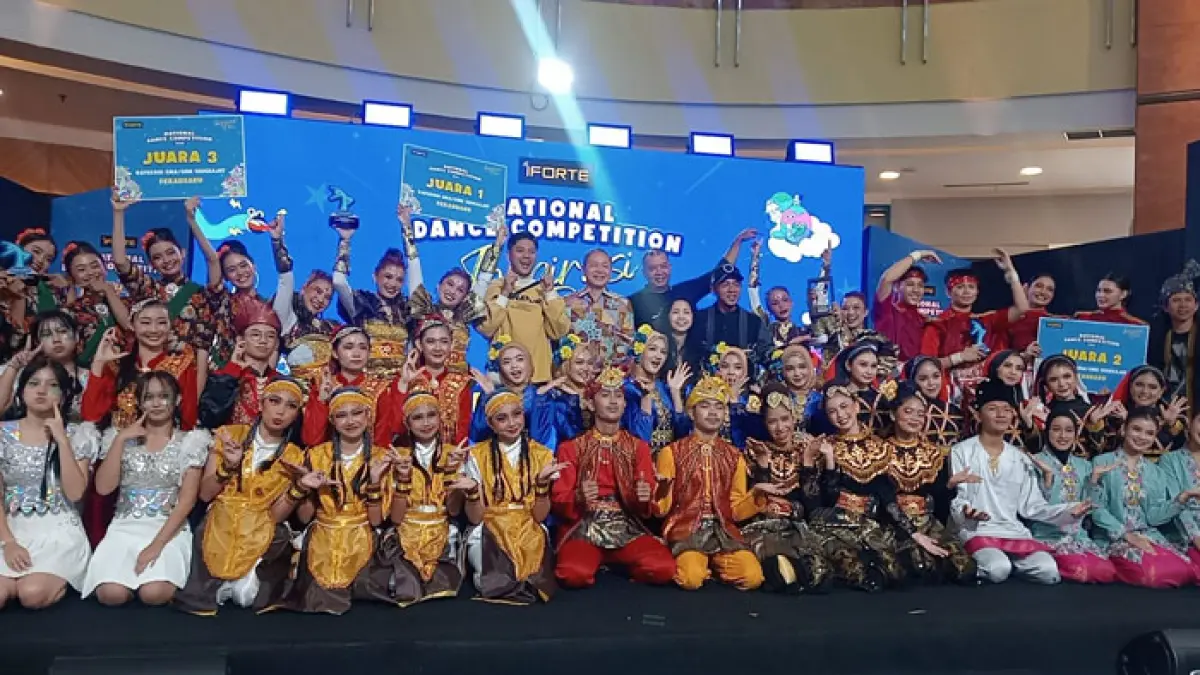 Para juara iForte National Dance Competition regional Pekanbaru katagori universitas foto bersama usai menampilkan tarian terbaik di iForte National Dance Competition regional Pekanbaru di Mal SKA, Rabu (1/4/202/6). (Prapti Dwi Lestari/Riaupos.co)
