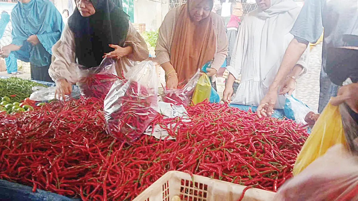 Pembeli memilah cabai merah di Pasar Dupa Pekanbaru, Selasa (31/3/2026). Bawang merah dan cabai rawit merah mengalami kenaikan cukup signifikan.(EVAN GUNANZAR/RIAU POS)