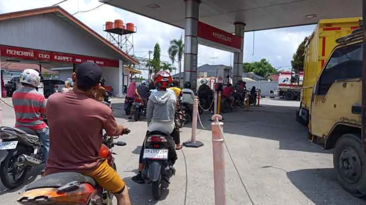 Pengendara sepeda motor antre saat akan mengisi BBM jenis pertalite di SPBU Jalan Kaharuddin Nasution, Pekanbaru, Selasa (31/3/2026). MHD AKHWAN/RIAU POS