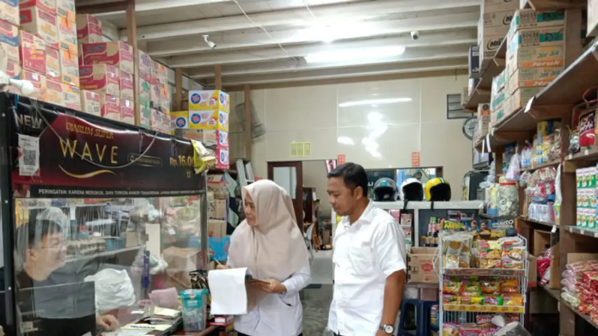 Petugas Disperindagkop UKM Kabupaten Inhu saat mendata harga Bapok, Rabu (1/4/2026). (Disperindagkop UKM Inhu untuk Riaupos.co)